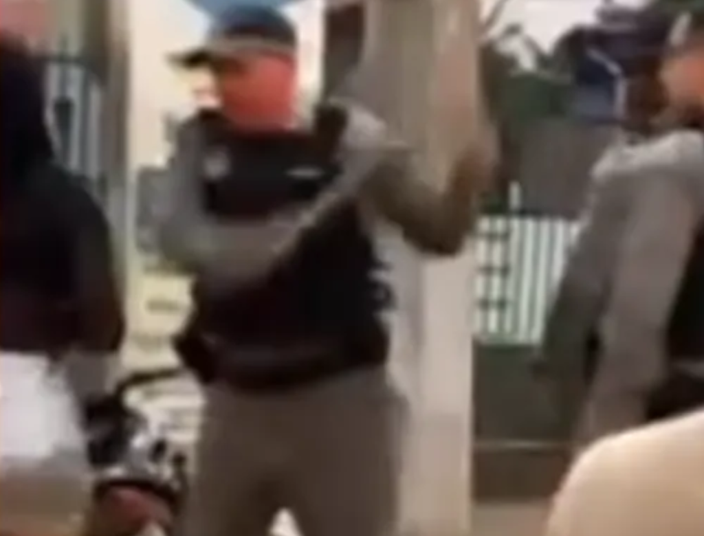 Policial Militar Agride Mulher Com Pedaço De Pau Durante Festa Junina (foto Reprodução Redes Sociais)