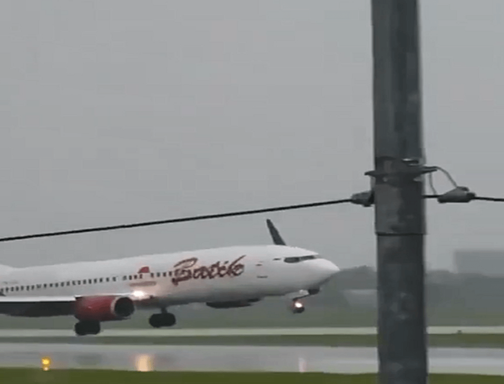 Aviao Inclina E Pousa Torto Em Aeroporto Da Indonesia(1)