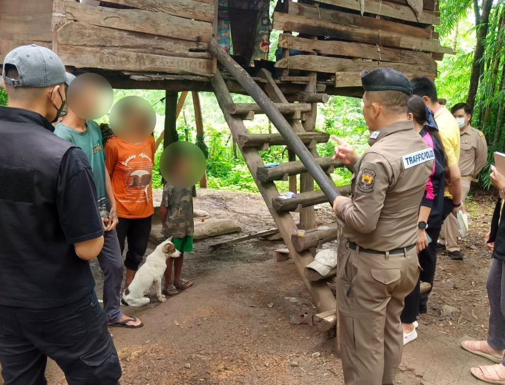 Criança de oito anos é encontrada vivendo com cães e latindo na Tailândia (foto Reprodução Redes Sociais)