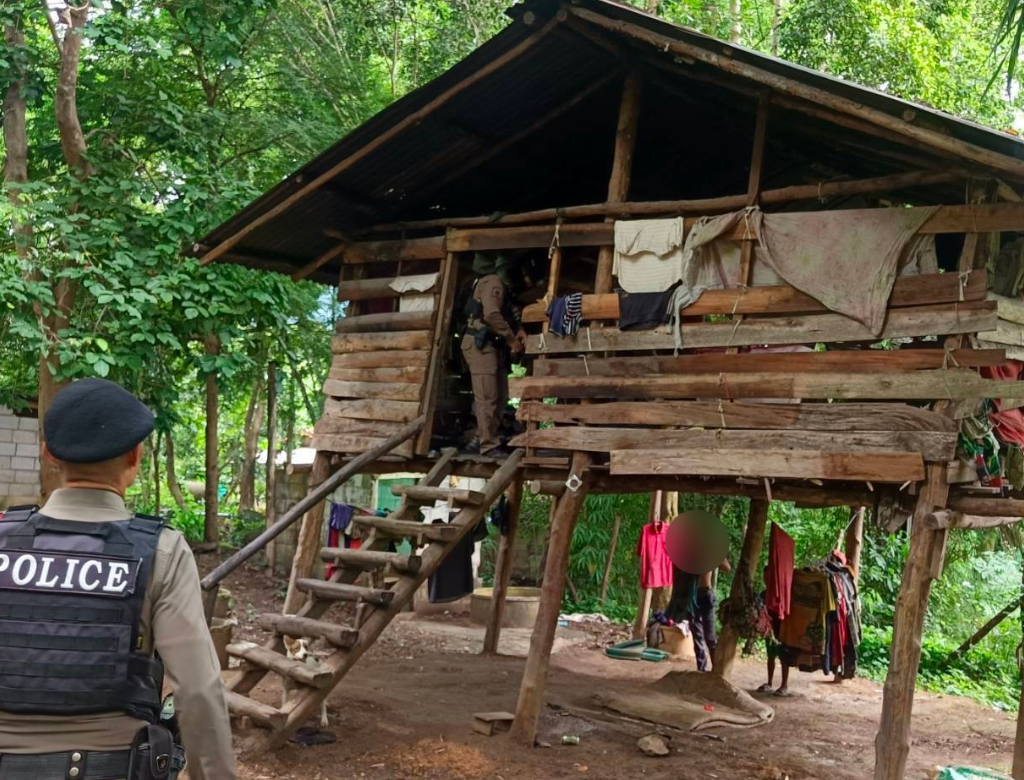 Criança de oito anos é encontrada vivendo com cães e latindo na Tailândia (foto Reprodução Redes Sociais)