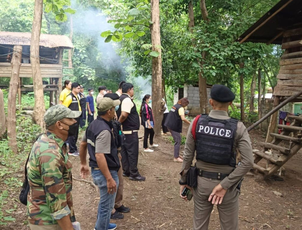 Criança de oito anos é encontrada vivendo com cães e latindo na Tailândia (foto Reprodução Redes Sociais)