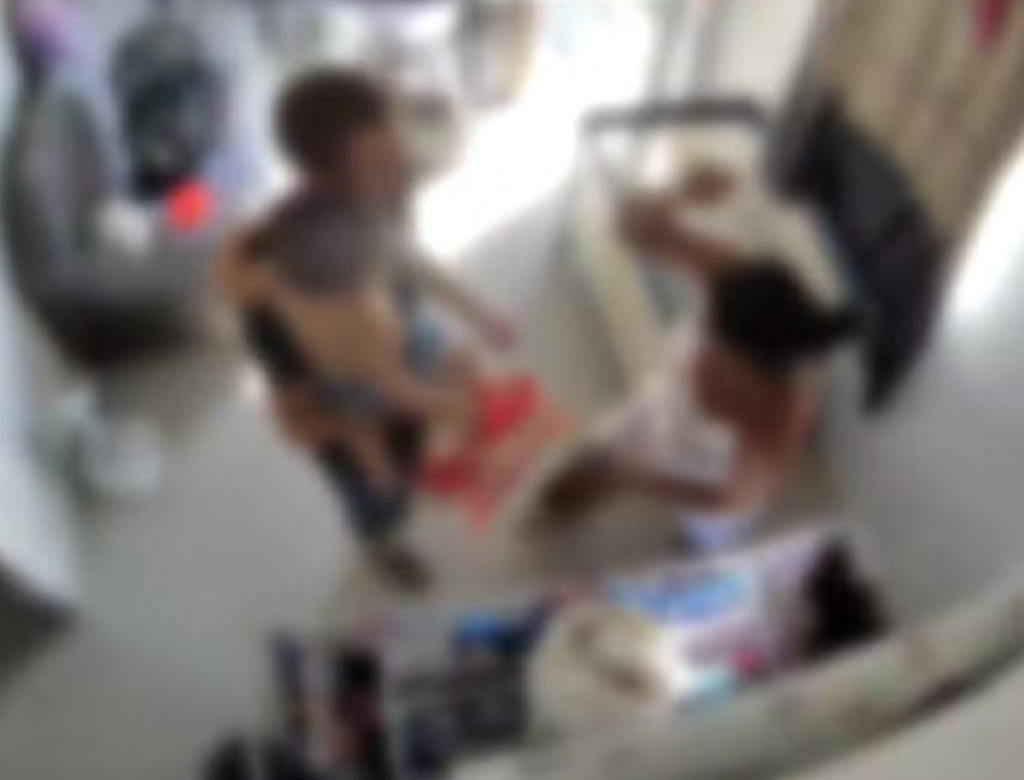 Homem Provoca Mulher Com Faca Antes De Ser Morto Por Ela Com Filho No Colo (foto Reprodução Redes Sociais)
