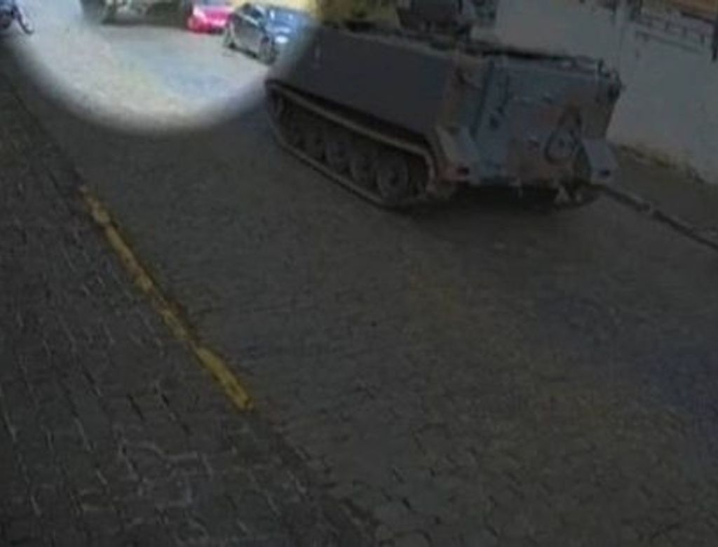 Tanque Do Exercito Na Contramao Destroi Lateral De Carro Em Ponta Grossa Pr Foto Reproducao Record Widemd(1)